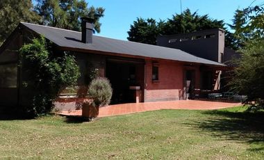 Casa en venta - 3 Dormitorios 2 Baños 2 Cocheras - 4392 mts2 - Abasto