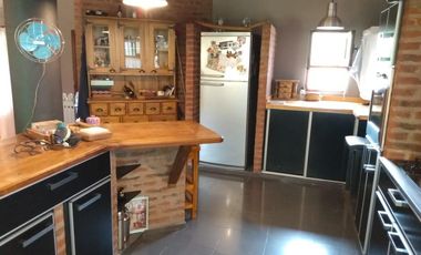 Casa en venta - 3 Dormitorios 2 Baños 2 Cocheras - 4392 mts2 - Abasto