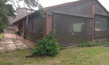 Casa en venta - 3 Dormitorios 2 Baños 2 Cocheras - 4392 mts2 - Abasto
