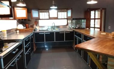Casa en venta - 3 Dormitorios 2 Baños 2 Cocheras - 4392 mts2 - Abasto