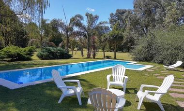 Casa en venta - 3 Dormitorios 2 Baños 2 Cocheras - 4392 mts2 - Abasto