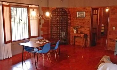 Casa en venta - 3 Dormitorios 2 Baños 2 Cocheras - 4392 mts2 - Abasto