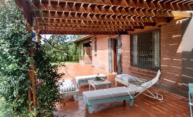 Casa en venta - 3 Dormitorios 2 Baños 2 Cocheras - 4392 mts2 - Abasto
