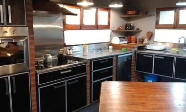 Casa en venta - 3 Dormitorios 2 Baños 2 Cocheras - 4392 mts2 - Abasto