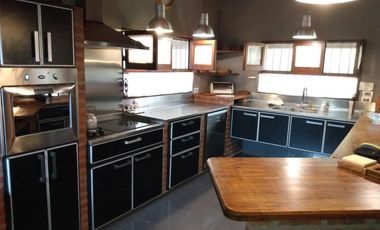 Casa en venta - 3 Dormitorios 2 Baños 2 Cocheras - 4392 mts2 - Abasto