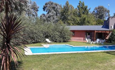 Casa en venta - 3 Dormitorios 2 Baños 2 Cocheras - 4392 mts2 - Abasto