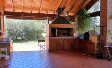 Casa en venta - 3 Dormitorios 2 Baños 2 Cocheras - 4392 mts2 - Abasto