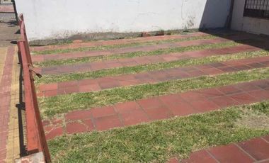 Casa en venta - 1 dormitorio 1 baño - cochera - 110 mts2 - La Plata