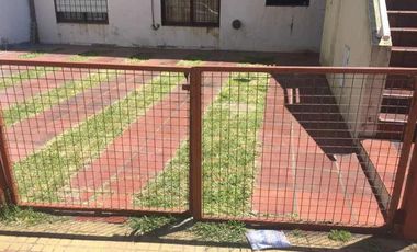 Casa en venta - 1 dormitorio 1 baño - cochera - 110 mts2 - La Plata