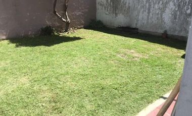 Casa en venta - 1 dormitorio 1 baño - cochera - 110 mts2 - La Plata