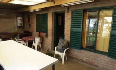 Casa en venta - 2 dormitorios 2 baños - Cochera - 250mts2 - San Carlos, La Plata
