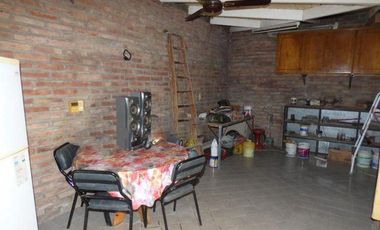 Casa en venta - 2 dormitorios 2 baños - Cochera - 250mts2 - San Carlos, La Plata