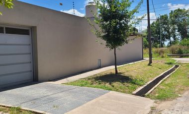 Casa en Venta, 4 Ambientes, en  Barrio Saavedra, Zárate