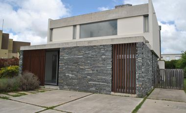 NEV. Hermosa casa interna con excelente orientacion en El Canton - Norte