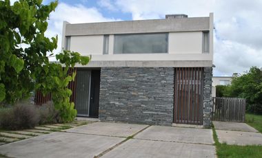 NEV. Hermosa casa interna con excelente orientacion en El Canton - Norte