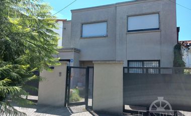 Casa en moderna en San Isidro 4 dormitorios piscina orientación norte