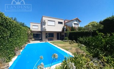 Casa en moderna en San Isidro 4 dormitorios piscina orientación norte