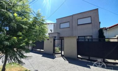 Casa en moderna en San Isidro 4 dormitorios piscina orientación norte