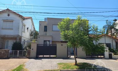 Casa en moderna en San Isidro 4 dormitorios piscina orientación norte