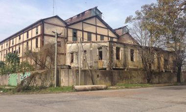 Galpón frente al puerto en venta - 3340mts2 - Berisso