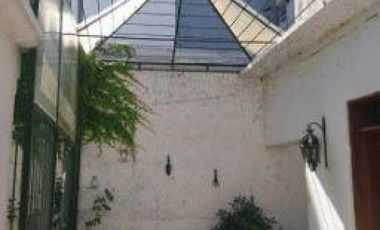 Casa en venta - 3 dormitorios 2 baños - Cochera - 300mts2 - La Plata