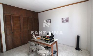 Francisco Juarez: Magnifico edificio con tres niveles, cerca de Av.  Hidalgo