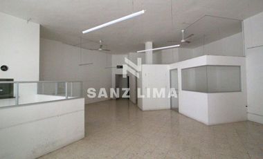 Francisco Juarez: Magnifico edificio con tres niveles, cerca de Av.  Hidalgo