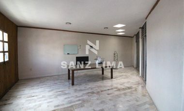 Francisco Juarez: Magnifico edificio con tres niveles, cerca de Av.  Hidalgo