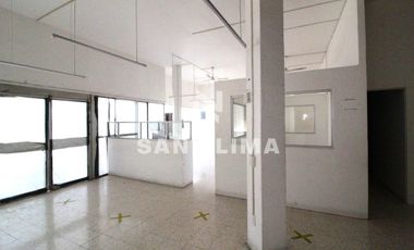 Francisco Juarez: Magnifico edificio con tres niveles, cerca de Av.  Hidalgo