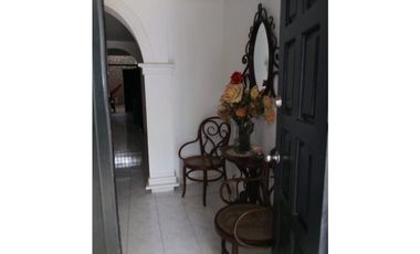 VENTA DE CASA DE DOS PISOS EN LA CASTELLANA DE MONTERA