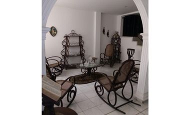 VENTA DE CASA DE DOS PISOS EN LA CASTELLANA DE MONTERA