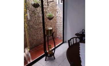 VENTA DE CASA DE DOS PISOS EN LA CASTELLANA DE MONTERA