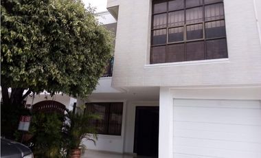 VENTA DE CASA DE DOS PISOS EN LA CASTELLANA DE MONTERA
