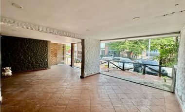 Local comercial para estrenar frente a Mc Donalds