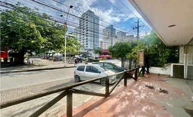 Local comercial para estrenar frente a Mc Donalds