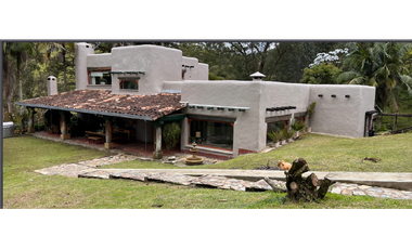 Casa campestre con pesebreras en arriendo o venta – 28.237 m²