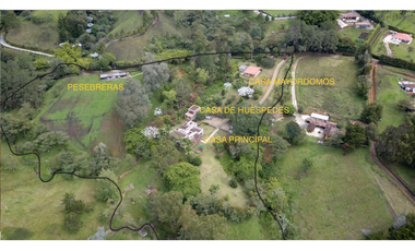 Casa campestre con pesebreras en arriendo o venta – 28.237 m²