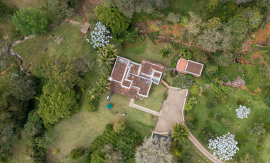 Casa campestre con pesebreras en arriendo o venta – 28.237 m²