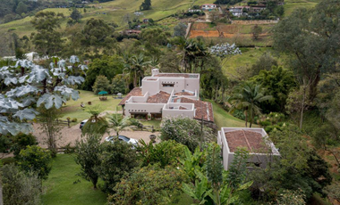 Casa campestre con pesebreras en arriendo o venta – 28.237 m²