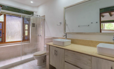 Casa campestre con pesebreras en arriendo o venta – 28.237 m²