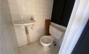 SE VENDE O ARRIENDA OFICINA CON UBICACIÓN CENTRAL, SANTA MARTA