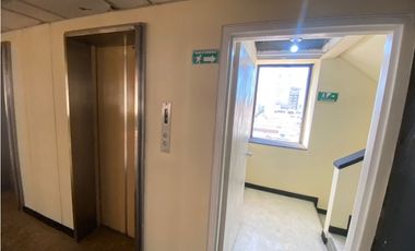 SE VENDE O ARRIENDA OFICINA CON UBICACIÓN CENTRAL, SANTA MARTA