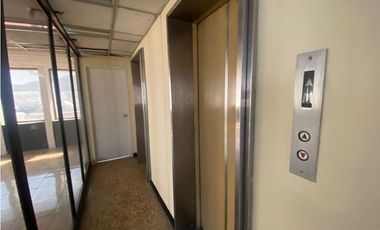 SE VENDE O ARRIENDA OFICINA CON UBICACIÓN CENTRAL, SANTA MARTA