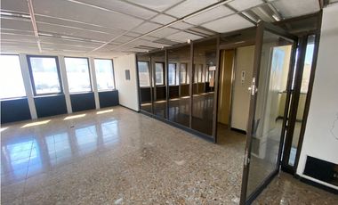 SE VENDE O ARRIENDA OFICINA CON UBICACIÓN CENTRAL, SANTA MARTA