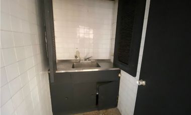 SE VENDE O ARRIENDA OFICINA CON UBICACIÓN CENTRAL, SANTA MARTA
