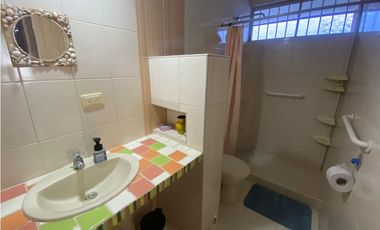 SE VENDE AMPLIA CASA FAMILIAR SECTOR JARDIN, SANTA MARTA