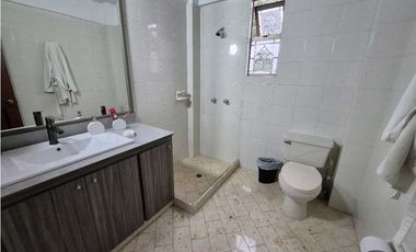 VENTA CASA EN EL POBLADO, con amplio jardín y excelentes acabados.