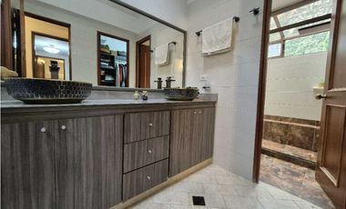 VENTA CASA EN EL POBLADO, con amplio jardín y excelentes acabados.