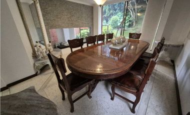 VENTA CASA EN EL POBLADO, con amplio jardín y excelentes acabados.