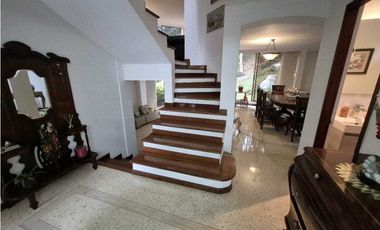 VENTA CASA EN EL POBLADO, con amplio jardín y excelentes acabados.